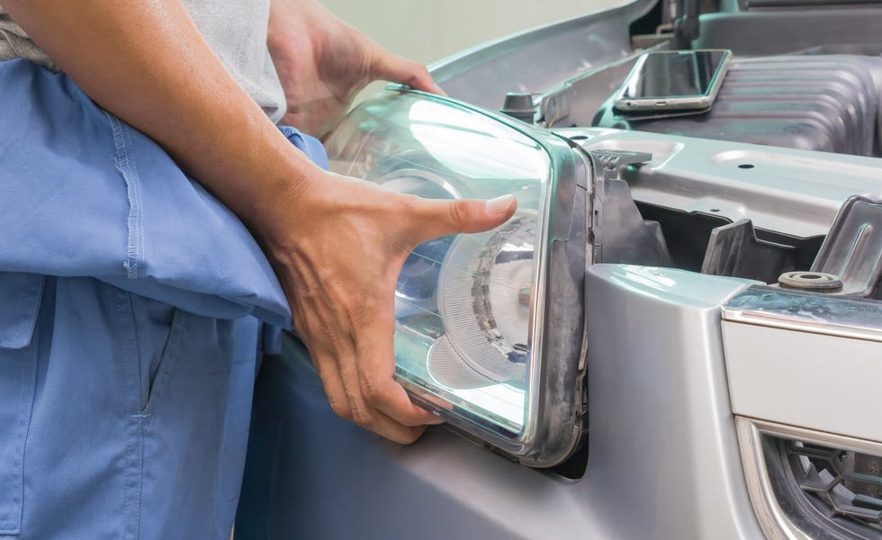 An application scenario or product detail of changing a headlight - Image 4