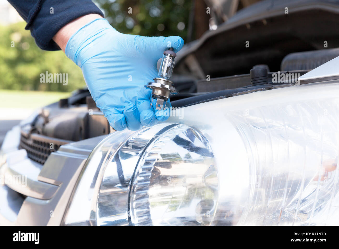 An application scenario or product detail of changing a headlight - Image 19